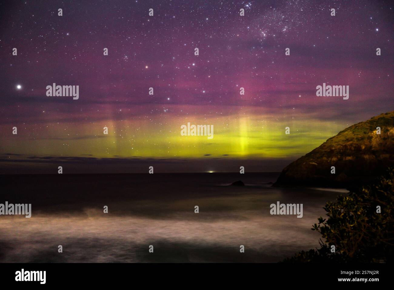 Una dolce aurora di Second Beach, Dunedin, regione di Otago, nuova Zelanda Foto Stock