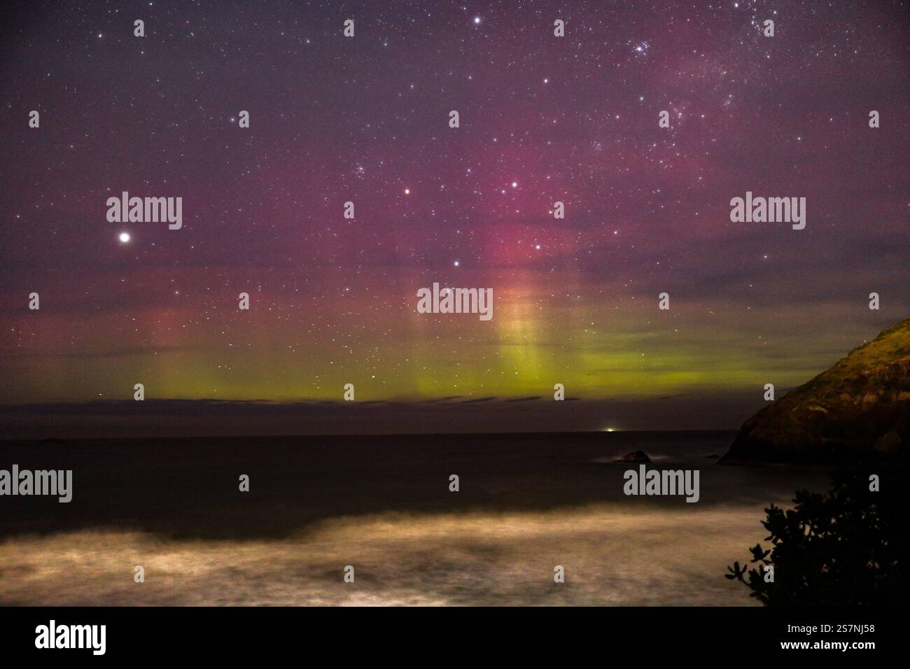 Una dolce aurora di Second Beach, Dunedin, regione di Otago, nuova Zelanda Foto Stock