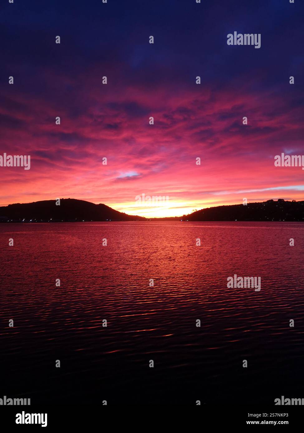 Il sole che sorge su Dunedin, nella regione di Otago, in nuova Zelanda Foto Stock