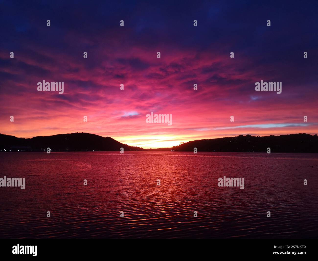 Il sole che sorge su Dunedin, nella regione di Otago, in nuova Zelanda Foto Stock