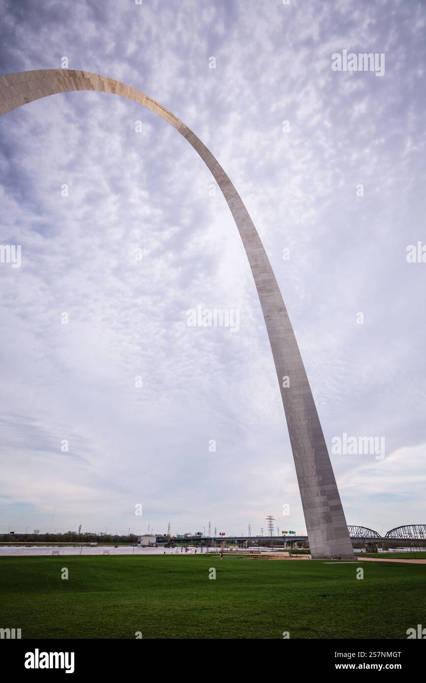 St. Louis, Missouri USA - 10 aprile 2019: Il Gateway Arch National Park è un parco nazionale degli Stati Uniti situato vicino al punto di partenza del Lewis An Foto Stock
