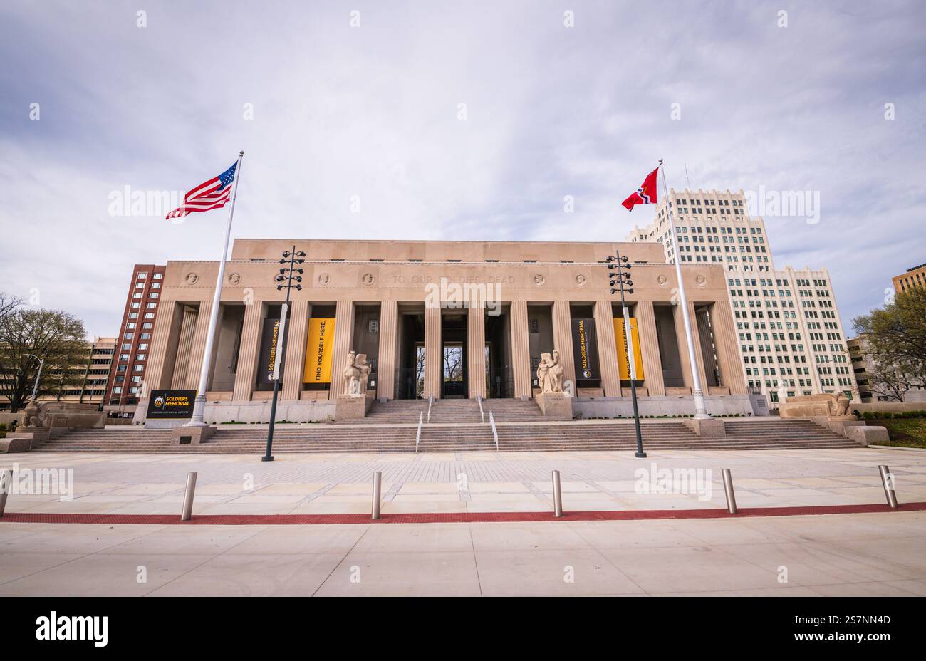 St. Louis, Missouri USA - 10 aprile 2019: Il Soldiers Memorial Military Museum ospita mostre all'avanguardia che esplorano la storia militare americana attraverso il museo Foto Stock