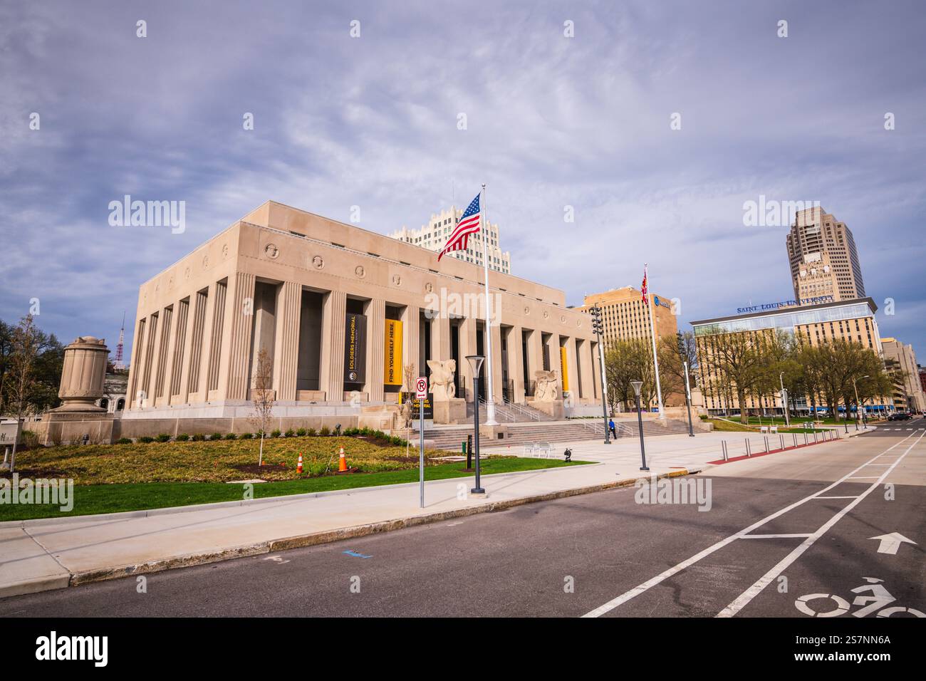 St. Louis, Missouri USA - 10 aprile 2019: Il Soldiers Memorial Military Museum ospita mostre all'avanguardia che esplorano la storia militare americana attraverso il museo Foto Stock