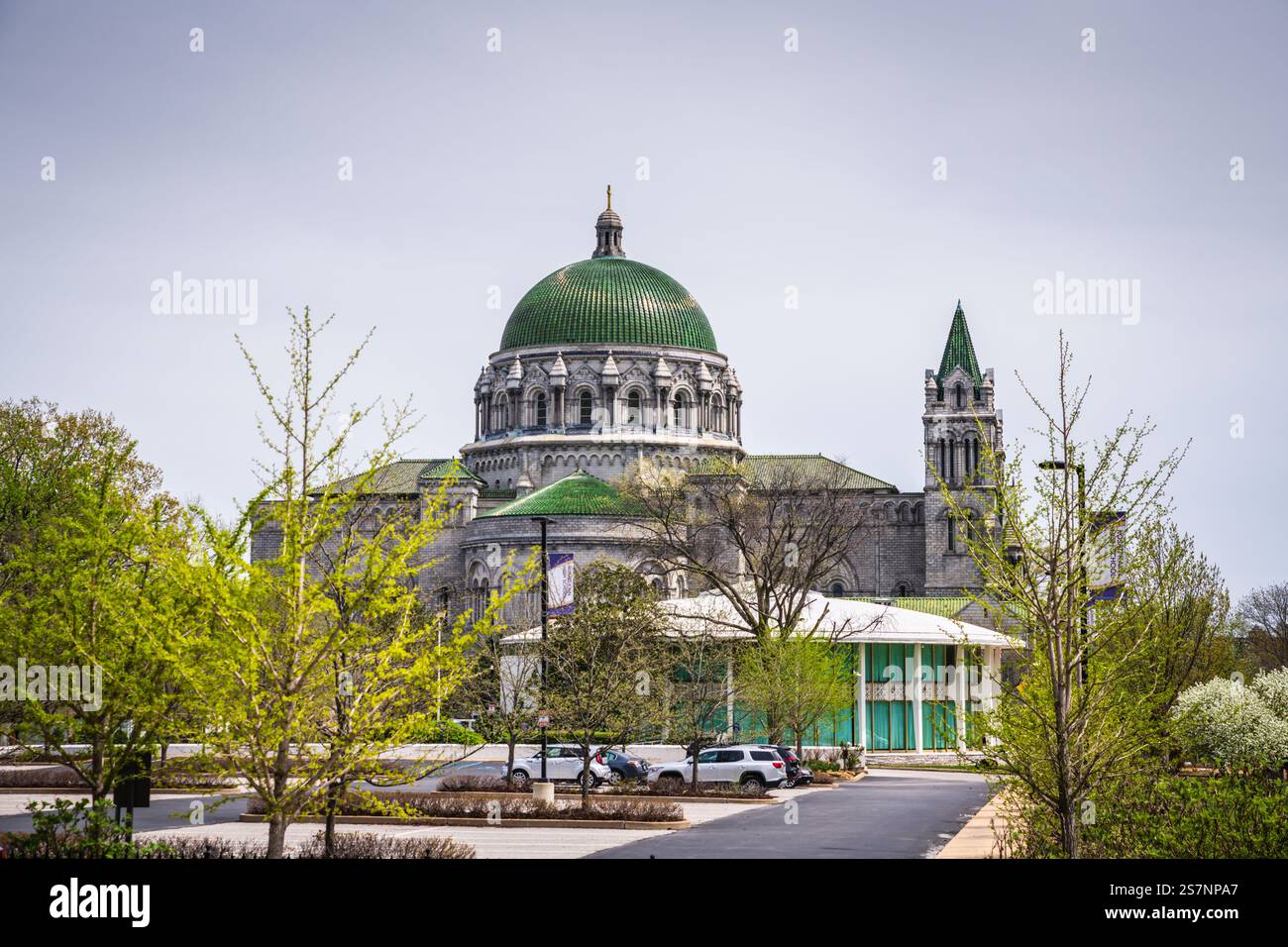 St. Louis, Missouri USA - 13 aprile 2019: Iconica cupola verde della basilica cattedrale di St. Louis. Foto Stock
