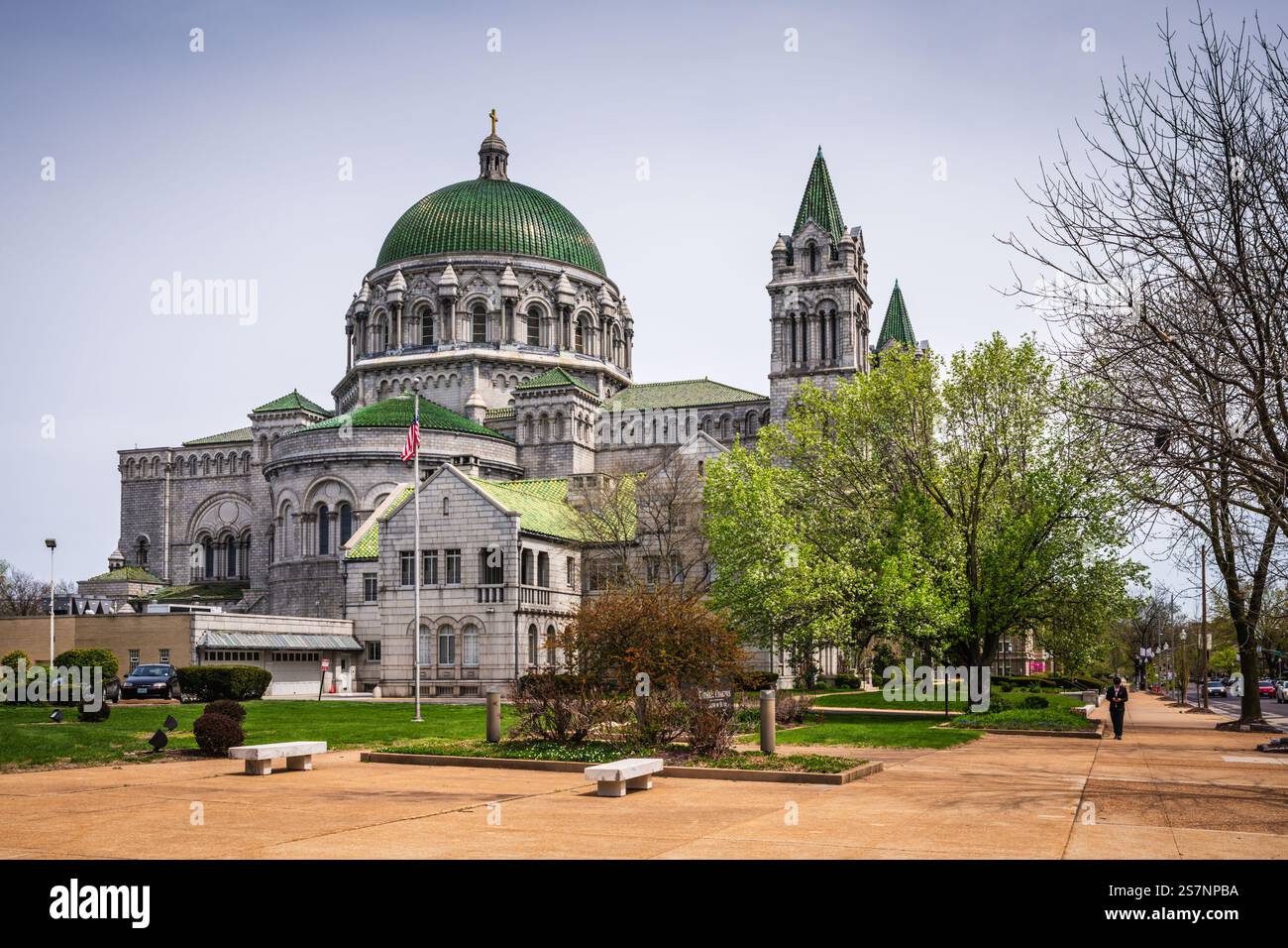 St. Louis, Missouri USA - 13 aprile 2019: Iconica cupola verde della basilica cattedrale di St. Louis. Foto Stock