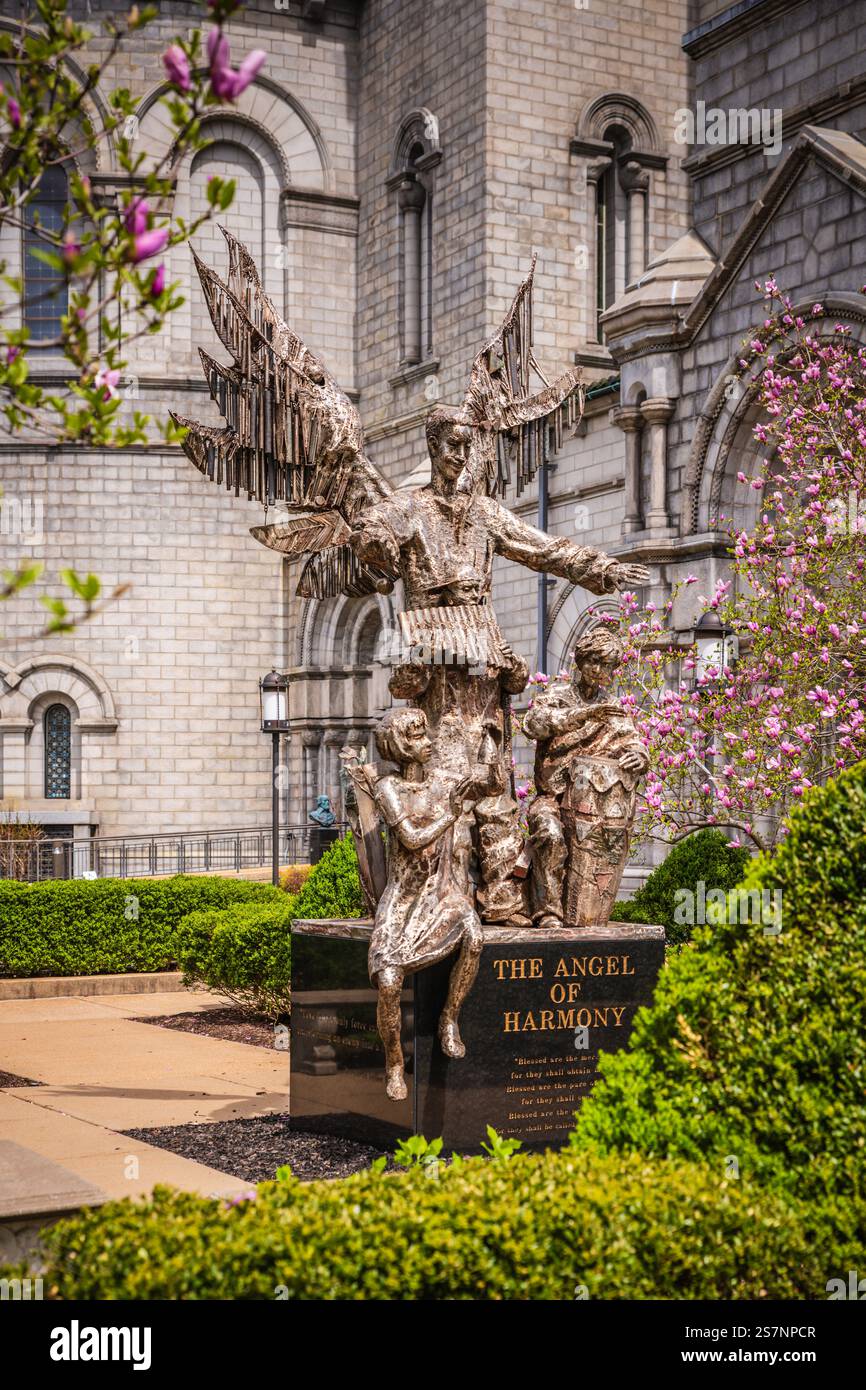St. Louis, MO USA - 13 aprile 2019: La scultura dell'Angelo dell'armonia di Wiktor Szostalo è realizzata in acciaio inox saldato e si erge a 14 piedi. Foto Stock