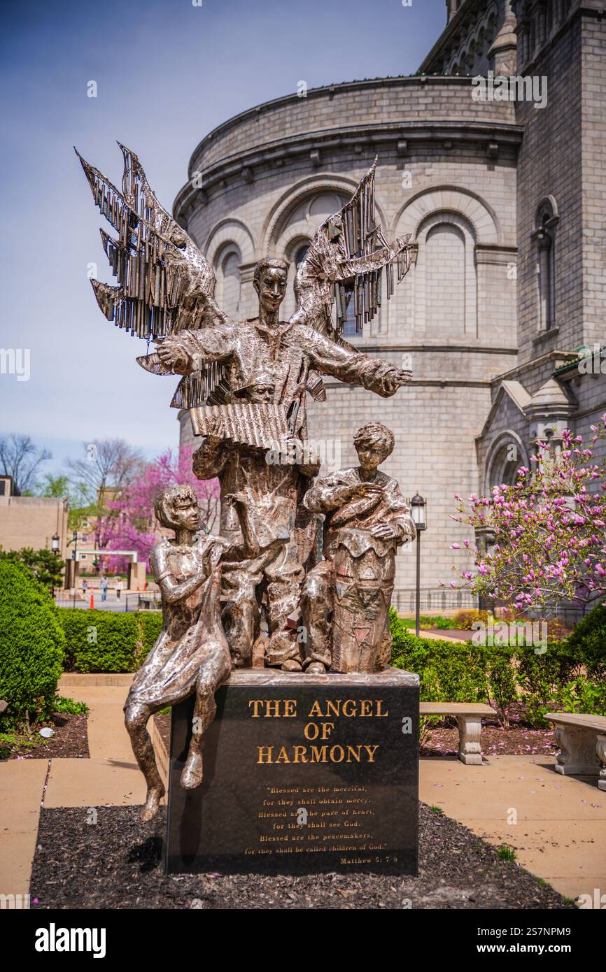 St. Louis, MO USA - 13 aprile 2019: La scultura dell'Angelo dell'armonia di Wiktor Szostalo è realizzata in acciaio inox saldato e si erge a 14 piedi. Foto Stock
