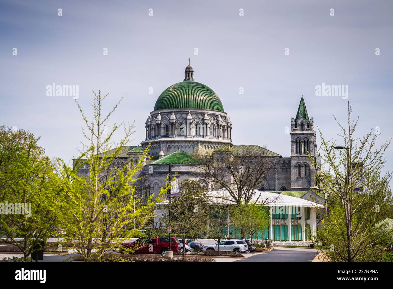 St. Louis, Missouri USA - 13 aprile 2019: Iconica cupola verde della basilica cattedrale di St. Louis. Foto Stock