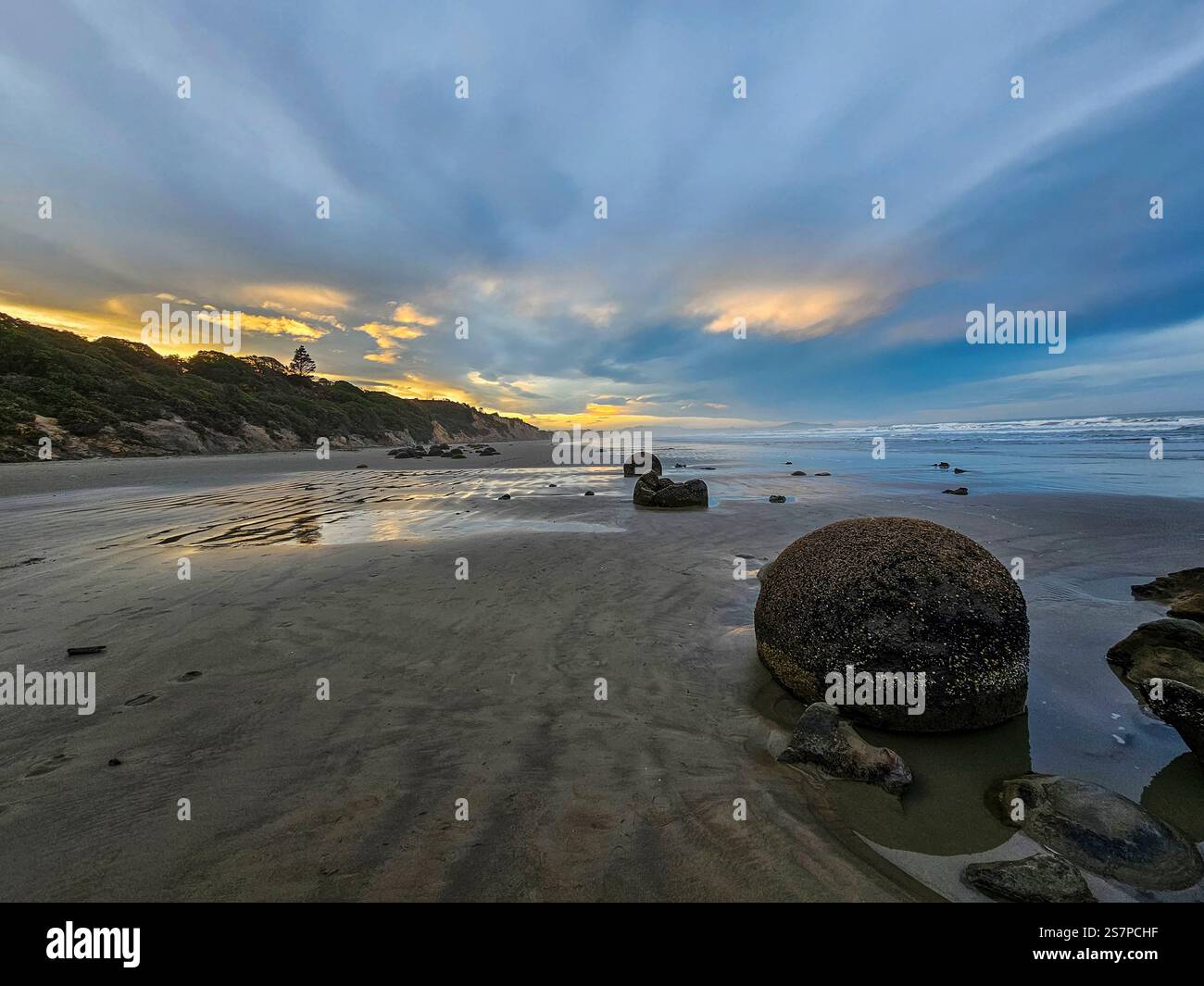 Moeraki Boulders, Otago, Isola del Sud, Nuova Zelanda Foto Stock