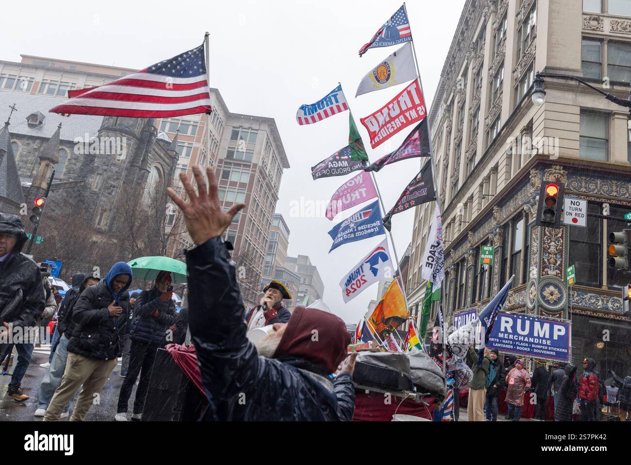 Washington DC, Stati Uniti. 19 gennaio 2025. I sostenitori di Donald Trump si riuniscono alla Capital One Arena sotto la pioggia battente e la nevicata per il suo Make America Great Again (MAGA) Victory Rally a Washington DC il 19 gennaio 2025. Il raduno si svolge prima del giuramento di Trump come 47° presidente degli Stati Uniti, fissato per il 20 gennaio. Crediti: Aashish Kiphayet/Alamy Live News Foto Stock