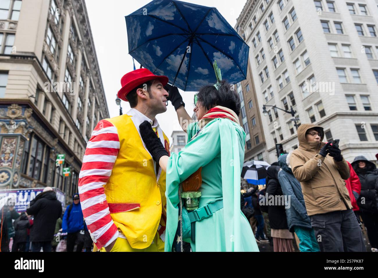 Washington DC, Stati Uniti. 19 gennaio 2025. I sostenitori di Donald Trump si riuniscono alla Capital One Arena sotto la pioggia battente e la nevicata per il suo Make America Great Again (MAGA) Victory Rally a Washington DC il 19 gennaio 2025. Il raduno si svolge prima del giuramento di Trump come 47° presidente degli Stati Uniti, fissato per il 20 gennaio. Crediti: Aashish Kiphayet/Alamy Live News Foto Stock