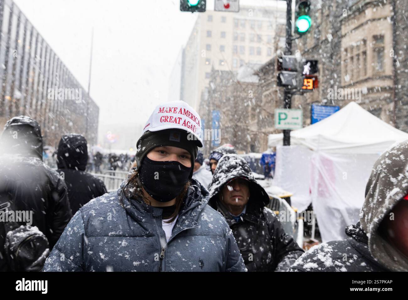 Washington DC, Stati Uniti. 19 gennaio 2025. I sostenitori di Donald Trump si riuniscono alla Capital One Arena sotto la pioggia battente e la nevicata per il suo Make America Great Again (MAGA) Victory Rally a Washington DC il 19 gennaio 2025. Il raduno si svolge prima del giuramento di Trump come 47° presidente degli Stati Uniti, fissato per il 20 gennaio. Crediti: Aashish Kiphayet/Alamy Live News Foto Stock