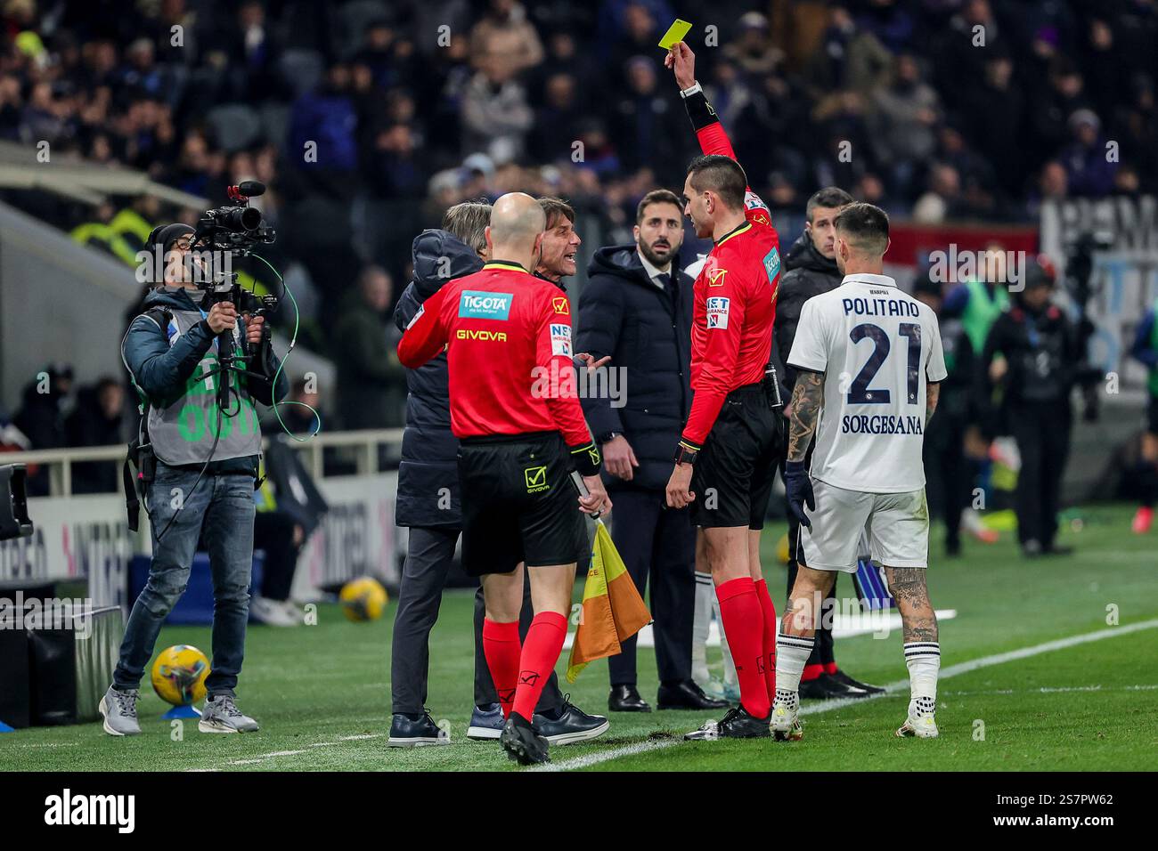 Bergamo, Italia. 18 gennaio 2025. L'arbitro Andrea Colombo rilascia un cartellino giallo ad Antonio Conte capo allenatore del Napoli SSC durante la partita italiana di calcio di serie A tra Atalanta BC e Napoli SSC allo Stadio Gewiss. Punteggio finale; Atalanta BC 2- 3 Napoli SSC. Credito: SOPA Images Limited/Alamy Live News Foto Stock
