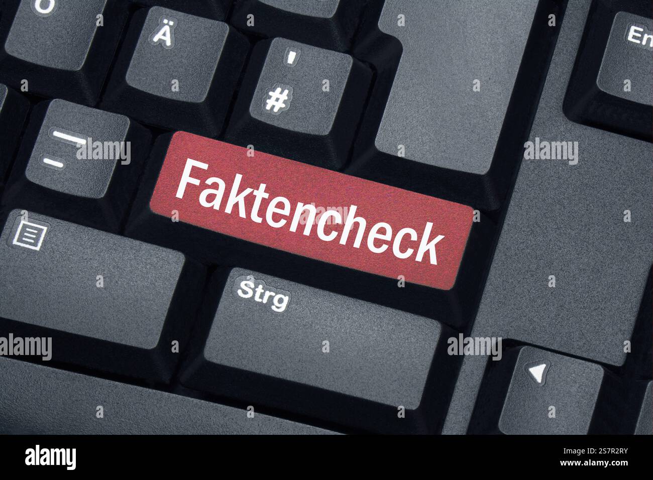 Tastatur und Schriftzug Faktencheck Tastatur und Schriftzug Faktencheck, 20.01.2025, Borkwalde, Brandeburgo, Auf einer Tastatur liegt der Schriftzug Faktencheck. *** Keyboard and lettering fact check Keyboard and lettering fact check, 20 01 2025, Borkwalde, Brandeburgo, su una tastiera si trova il lettering fact check Foto Stock