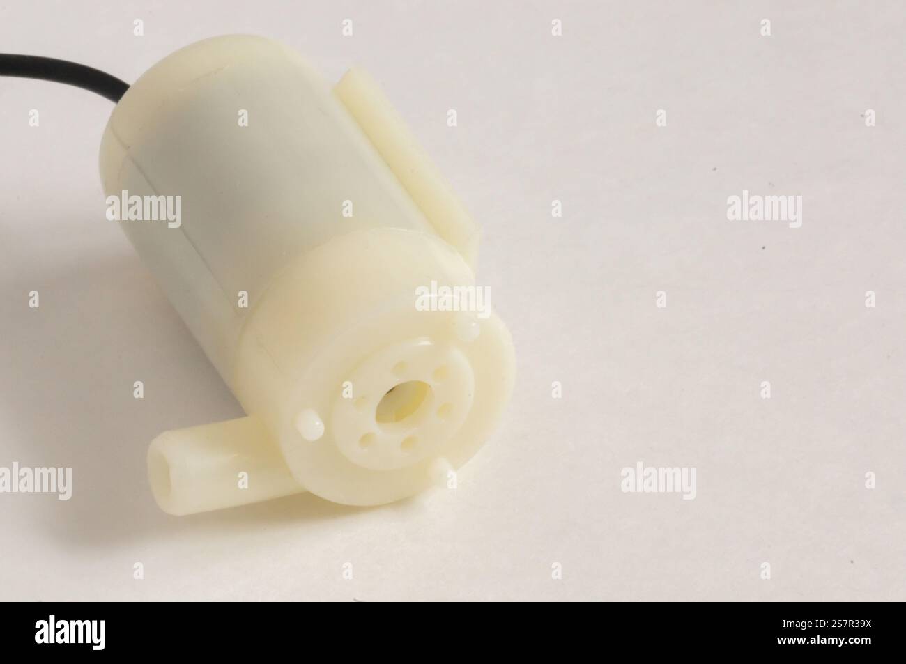 Mini pompa a immersione isolata in acqua Foto Stock