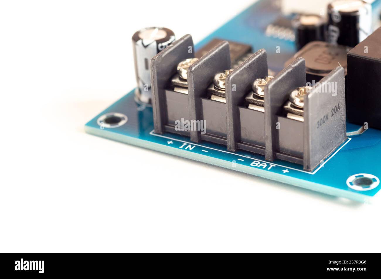 Componenti elettronici, trucioli e i condensatori della scheda pcb blu, vista ravvicinata. Concetto di tecnologia Foto Stock