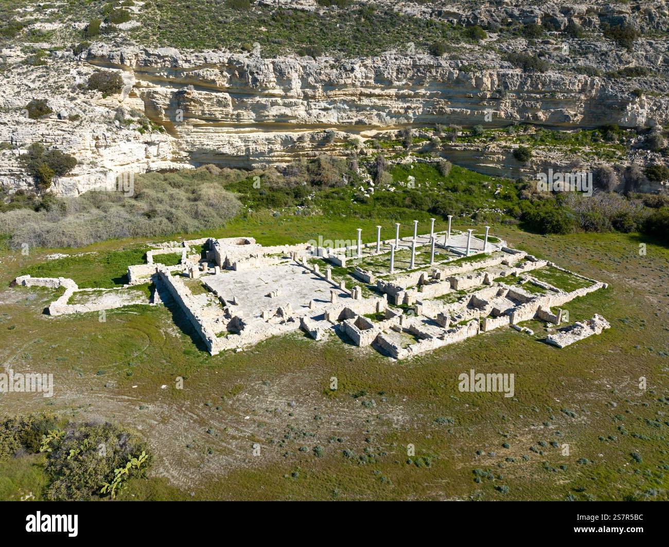 Basilica paleocristiana sul fronte spiaggia. Costruito alla base delle scogliere sud-occidentali, sotto l'acropoli, all'inizio del 6th ° secolo Foto Stock