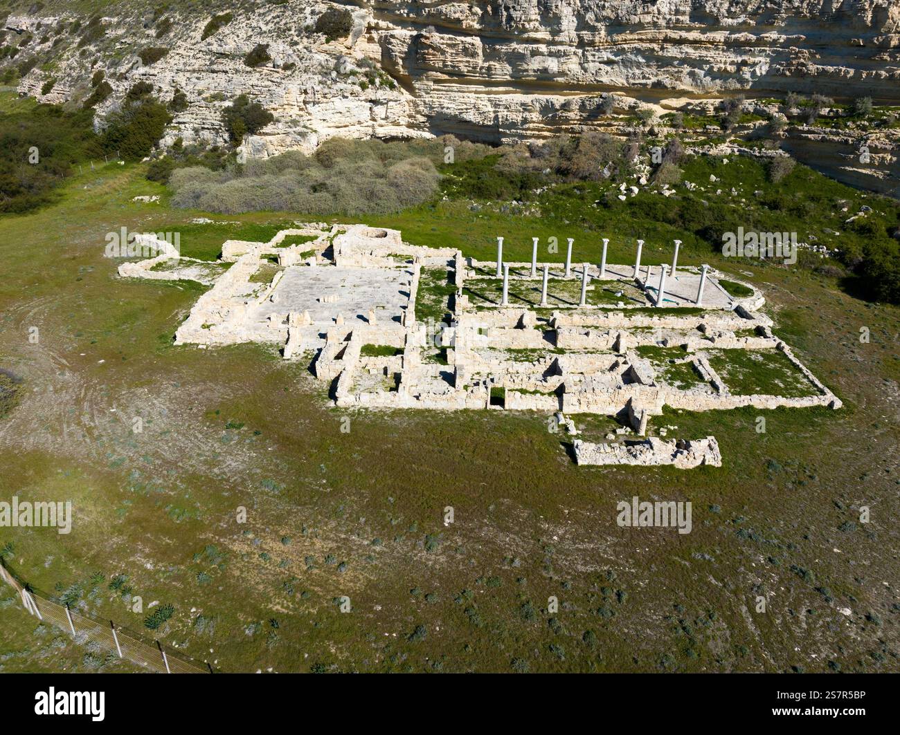 Basilica paleocristiana sul fronte spiaggia. Costruito alla base delle scogliere sud-occidentali, sotto l'acropoli, all'inizio del 6th ° secolo Foto Stock