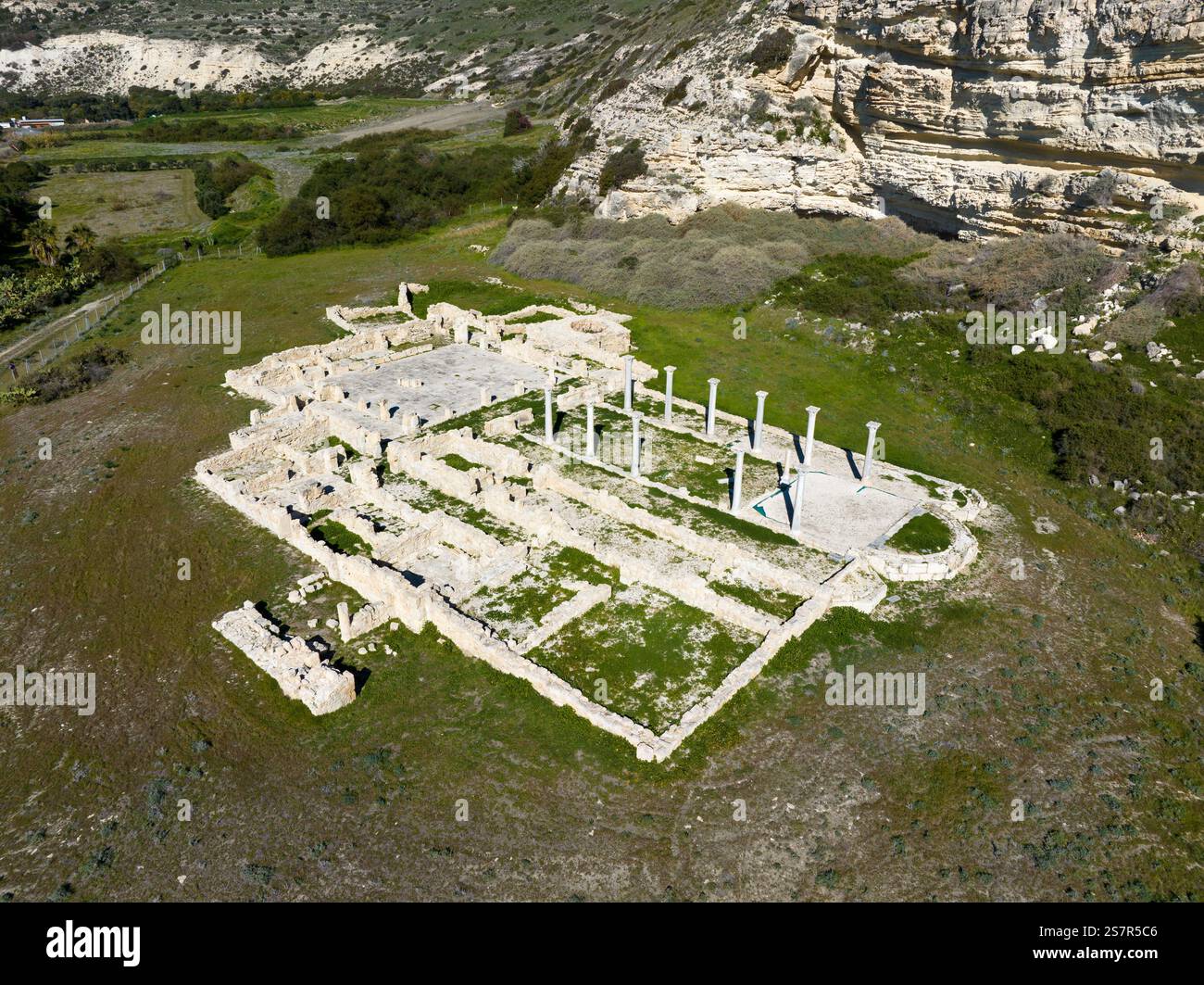 Basilica paleocristiana sul fronte spiaggia. Costruito alla base delle scogliere sud-occidentali, sotto l'acropoli, all'inizio del 6th ° secolo Foto Stock