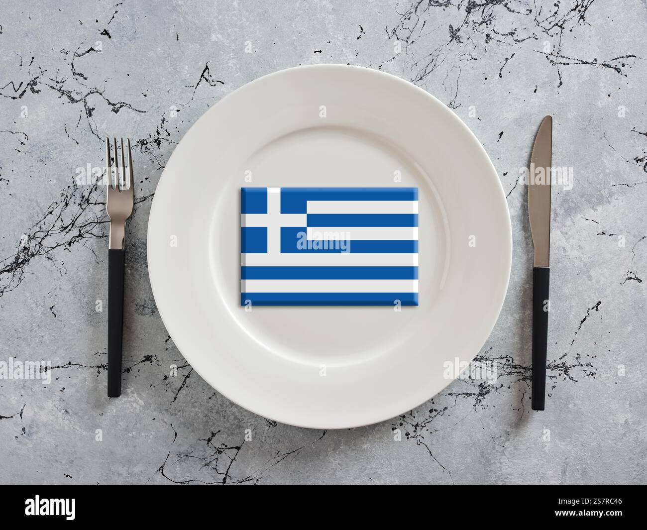 Bandiera della Grecia posta su un piatto bianco con forchetta e coltello, simboleggiando il cibo greco e le tradizioni culinarie Foto Stock