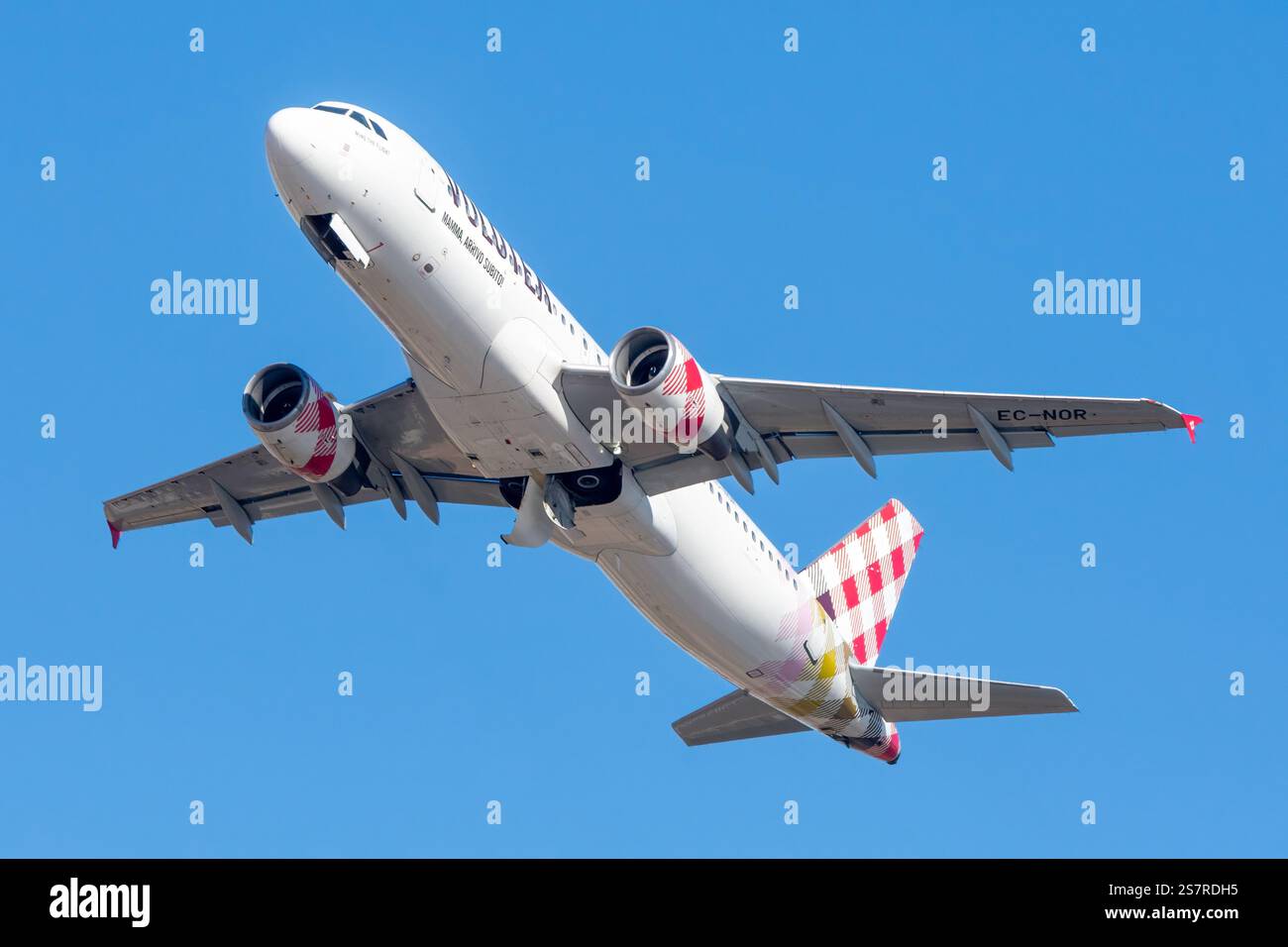 Aeroporto di Gran Canaria, Gando. Airbus A320 aereo di linea della compagnia aerea low-cost Volotea che decolla. Foto Stock
