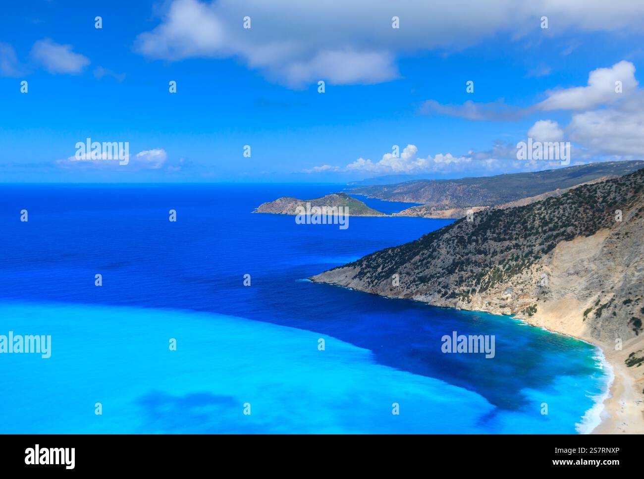 Vista della costa dell'isola di Cefalonia, Grecia: In lontananza il villaggio di Assos. Foto Stock