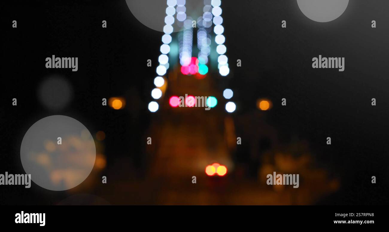 Le luci bokeh si riflettono su paesaggi urbani sfocati di notte Foto Stock