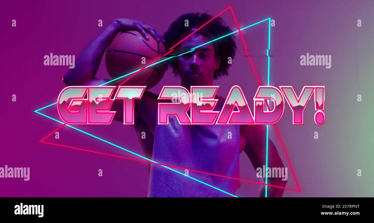 Tenendo in mano il basket, una persona che posa con PREPARATI! immagine di testo su forme al neon Foto Stock