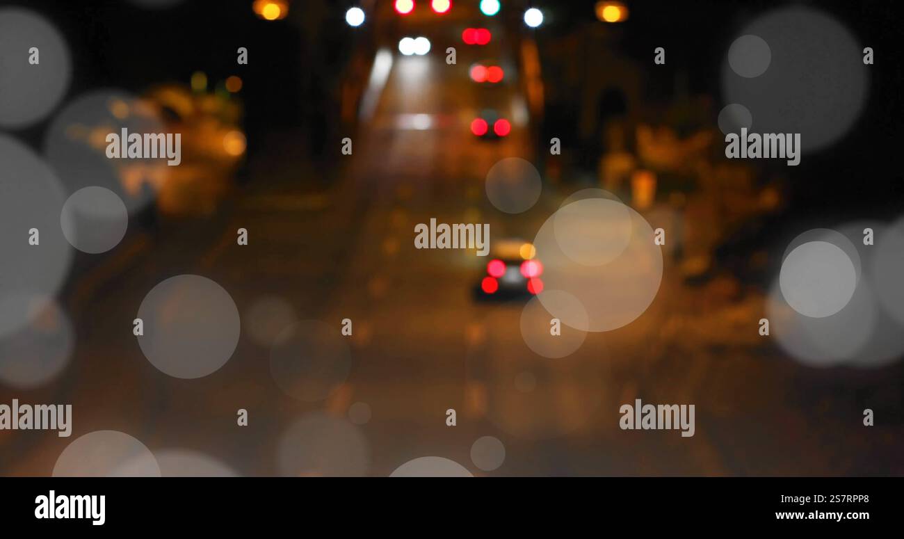 Immagine di luce bokeh su strade notturne sfocate con semafori Foto Stock