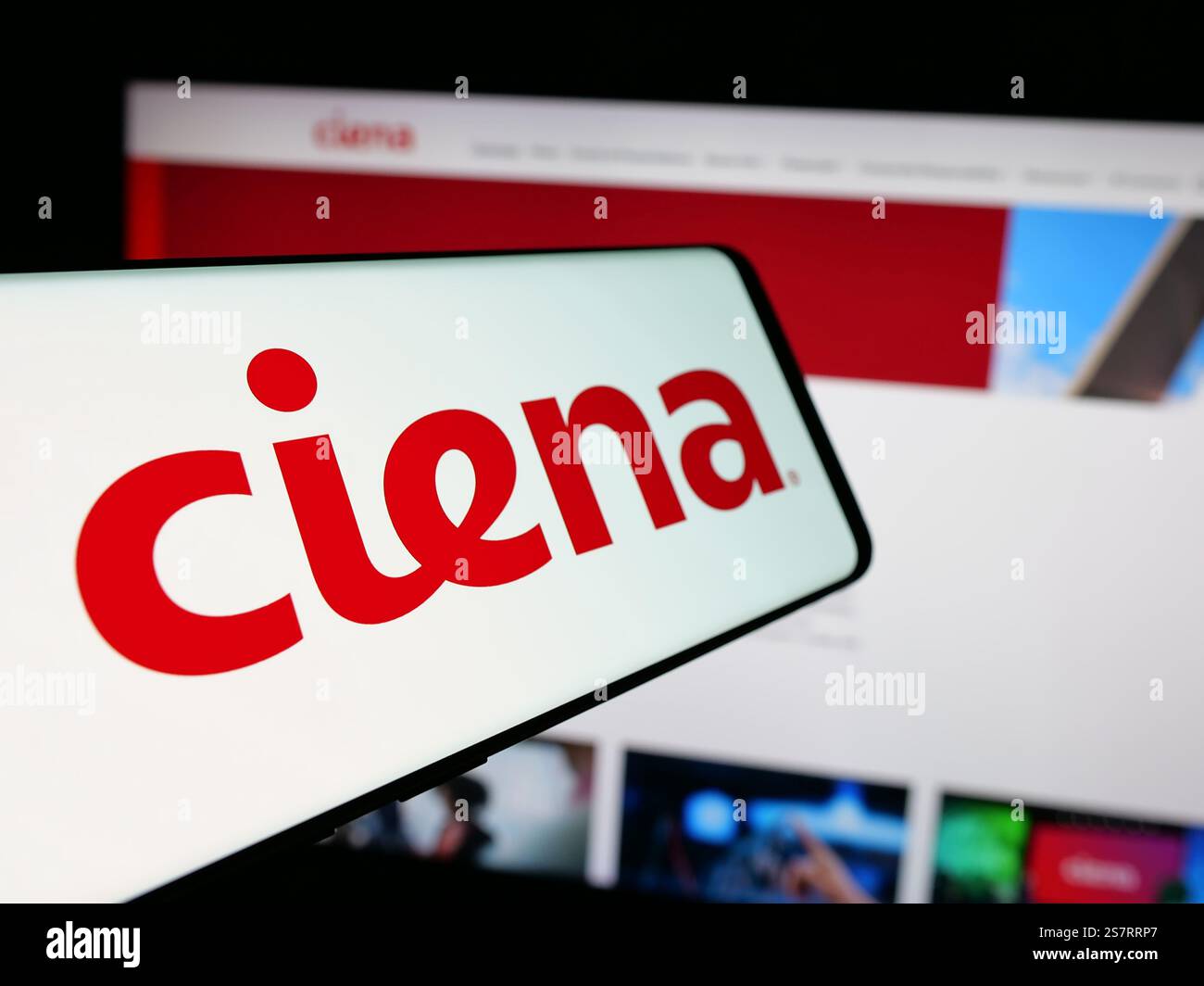 In questa immagine, un cellulare con il logo della società statunitense Ciena Corporation di sistemi di rete è visibile sullo schermo davanti al sito Web. Foto Stock