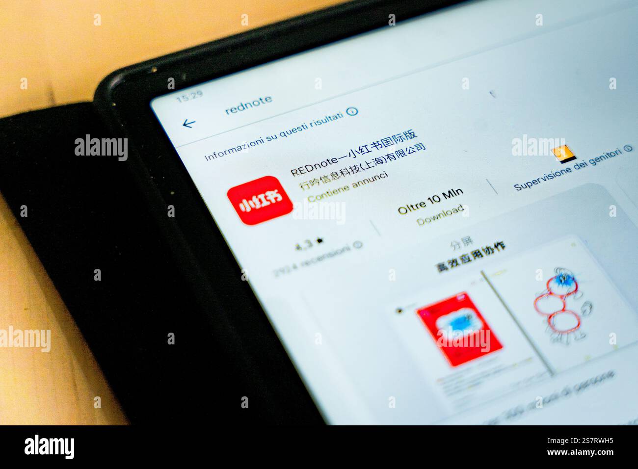 Barcellona, Spagna - 20 gennaio 2025: Il logo dell'app cinese Rednote è visibile sul display di un telefono cellulare. L'app ha guadagnato popolarità a causa di un b Foto Stock