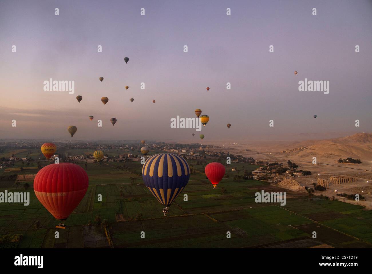 Mongolfiere su Tebe, Luxor, Egitto Foto Stock