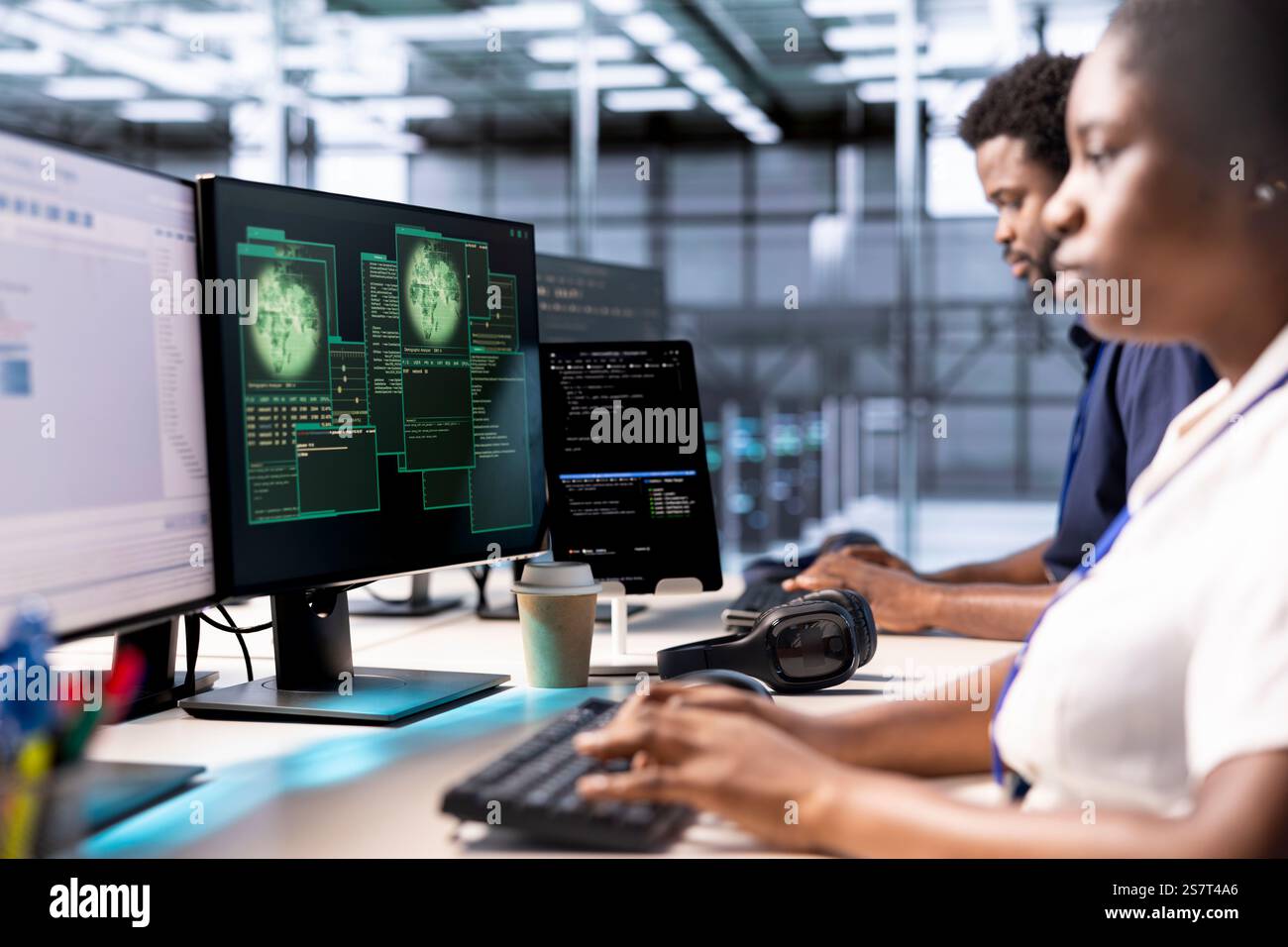 Specialista della sicurezza informatica che monitora gli incidenti di sicurezza che interessano la rete di server hub. Programmatore nell'ufficio del data center che protegge l'infrastruttura critica dell'azienda dalle minacce informatiche Foto Stock