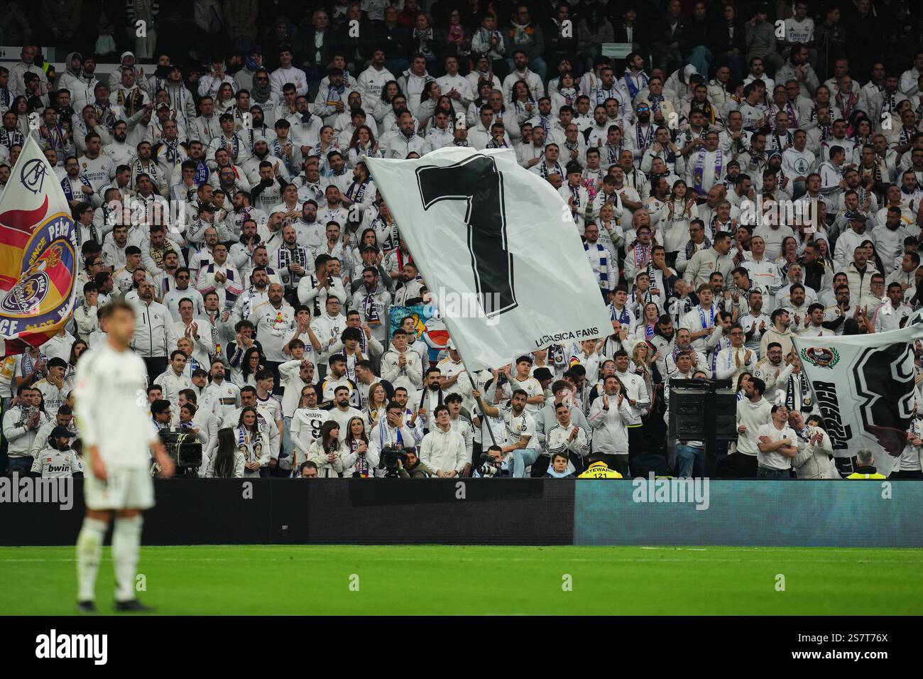 Madrid, Spagna. 20 gennaio 2025. I tifosi del Real Madrid sugli spalti con una grande bandiera durante la partita della Liga EA Sports tra il Real Madrid e l'UD Las Palmas giocata allo stadio Santiago Bernabeu il 19 gennaio 2025 a Madrid, Spagna. (Foto di Bagu Blanco/PRESSINPHOTO) credito: PRESSINPHOTO SPORTS AGENCY/Alamy Live News Foto Stock