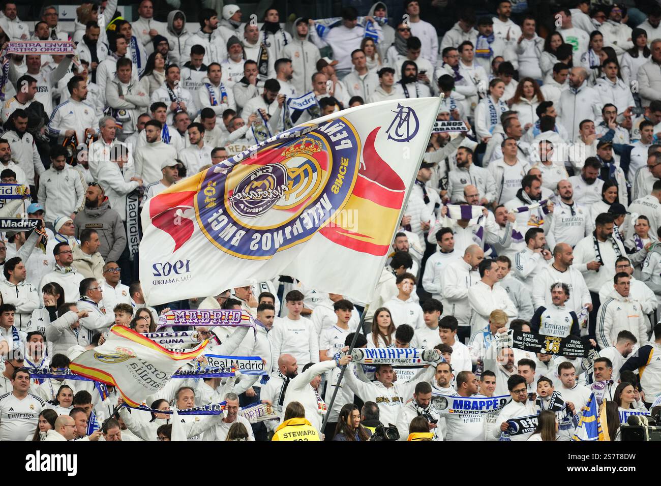 Madrid, Spagna. 20 gennaio 2025. I tifosi del Real Madrid sugli spalti con una grande bandiera durante la partita della Liga EA Sports tra il Real Madrid e l'UD Las Palmas giocata allo stadio Santiago Bernabeu il 19 gennaio 2025 a Madrid, Spagna. (Foto di Bagu Blanco/PRESSINPHOTO) credito: PRESSINPHOTO SPORTS AGENCY/Alamy Live News Foto Stock