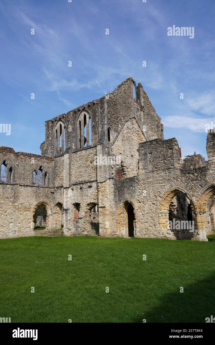 Rovine medievali in pietra dell'ex abbazia della chiesa nel Regno Unito. resti del monastero. architettura storica Foto Stock
