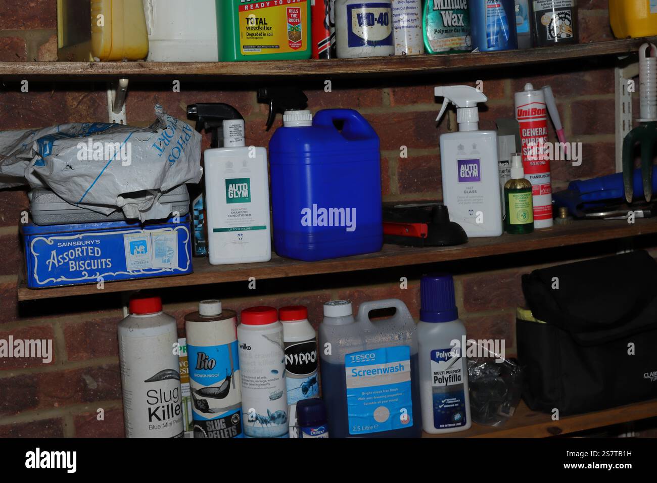 Gosport, Hampshire, Inghilterra. 6 gennaio 2025. Ripiani in un capannone con bottiglie e spray vintage, molti di oltre vent'anni. Foto Stock