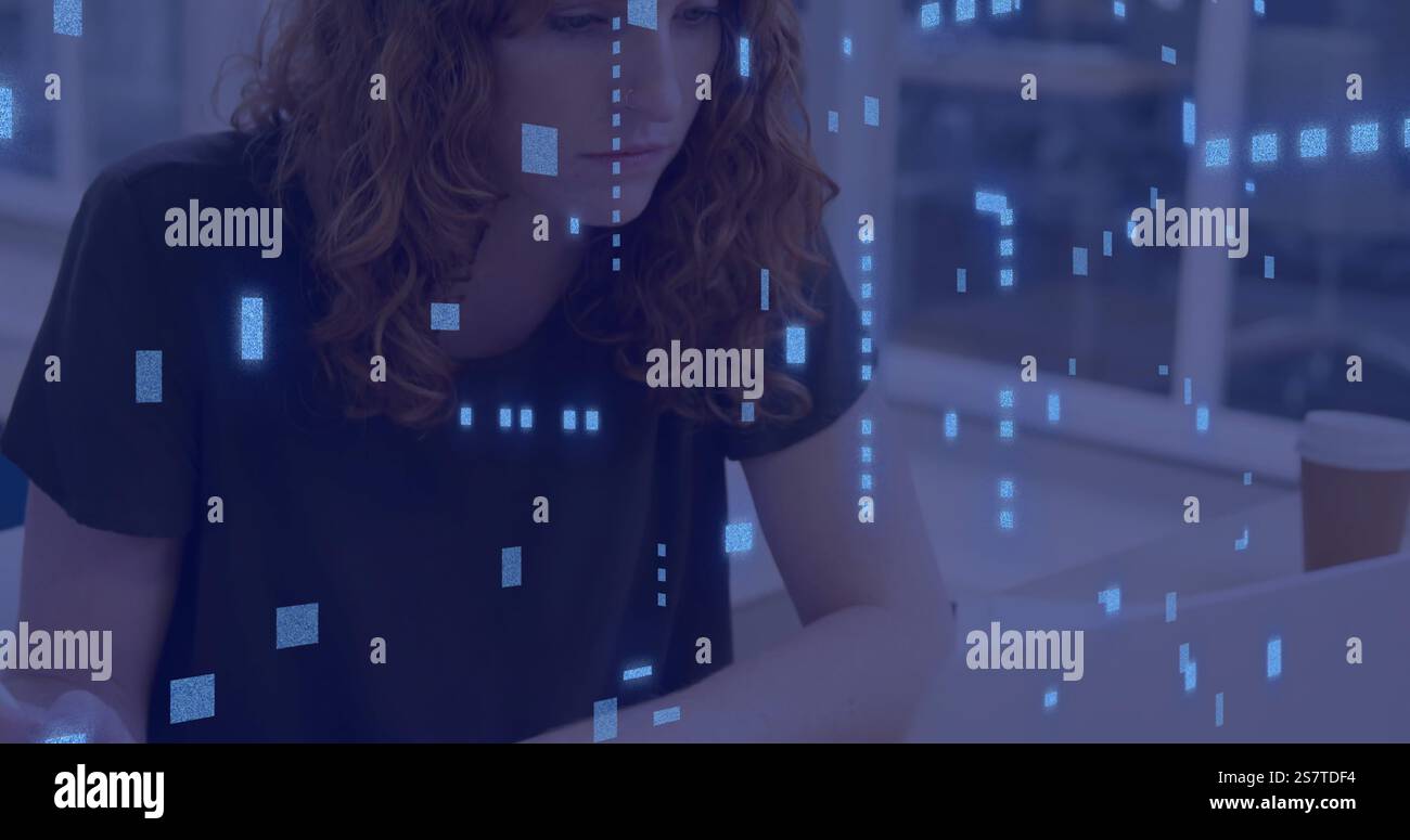 Immagine dell'elaborazione dei dati su una donna d'affari caucasica che utilizza un computer in ufficio Foto Stock
