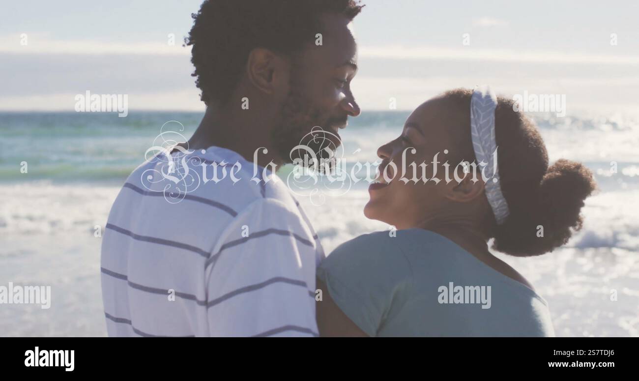 Coppia sorridente sulla spiaggia con lunga vita alla rivoluzione testo sull'immagine Foto Stock
