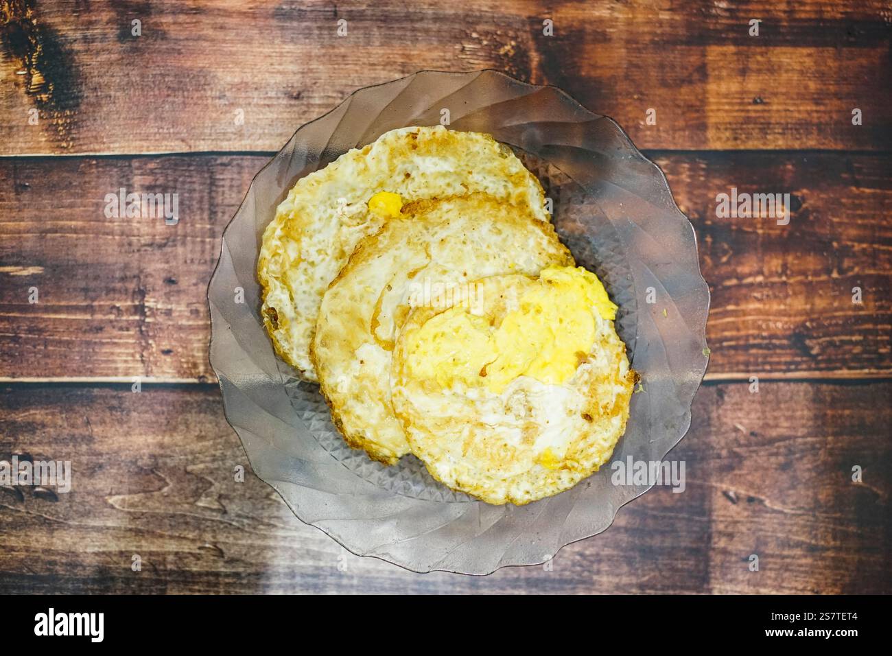 Telur Dadar. Cibo tradizionale indonesiano Foto Stock