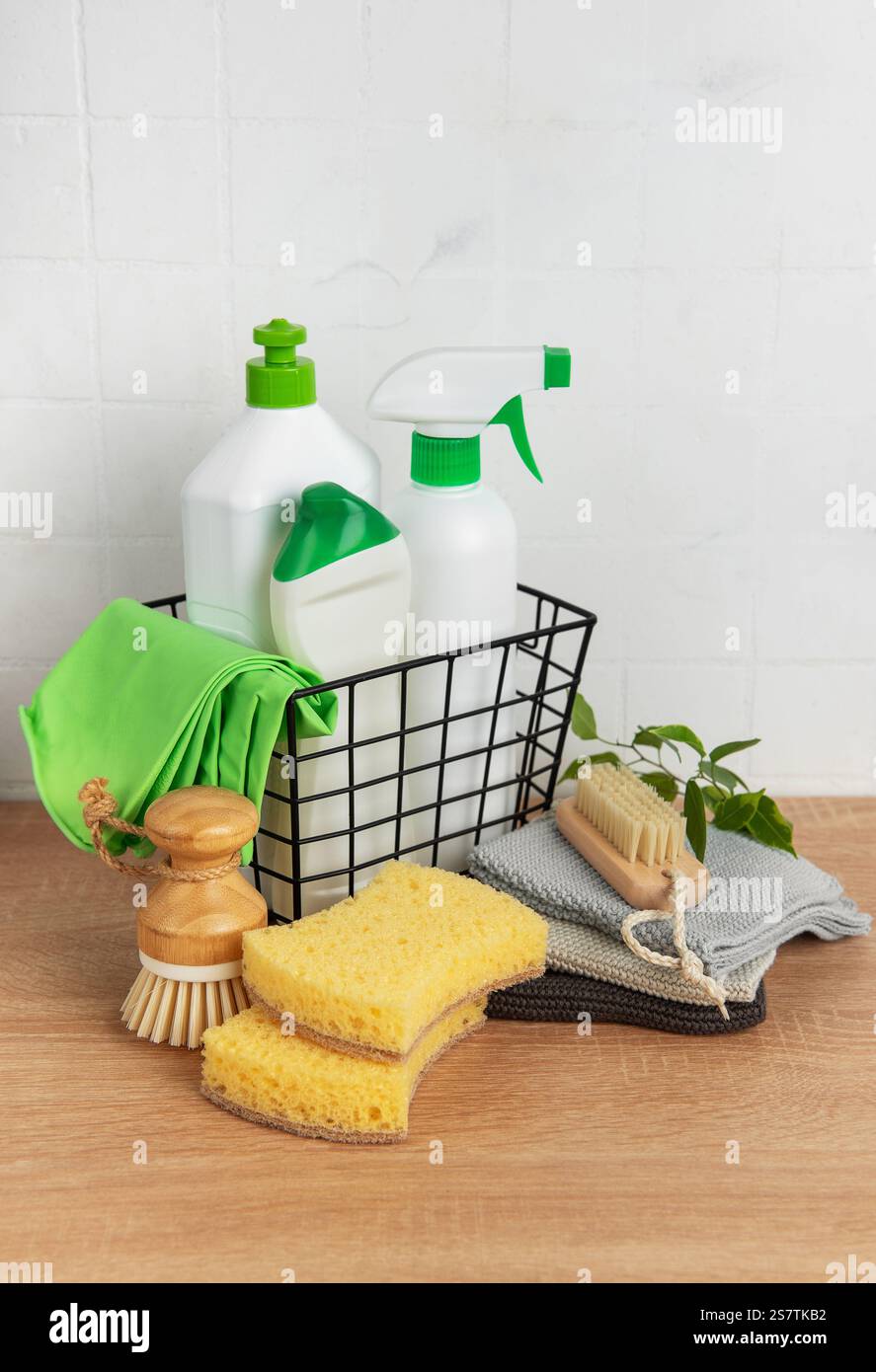 Cestello con prodotti e strumenti ecologici per la pulizia che favoriscono uno stile di vita sostenibile e senza sprechi Foto Stock