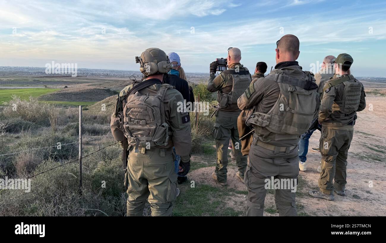 Il primo giorno del cessate il fuoco tra Israele e Hamas, che controlla la Striscia di Gaza. Soldati israeliani che si ritirano dall'area al confine del GA Foto Stock