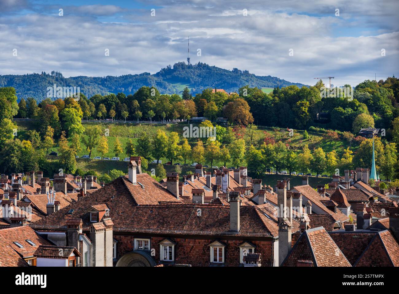 Berna, Svizzera - città Vecchia di Berna con tradizionali case piastrellate con camini e colline in autunno. Foto Stock