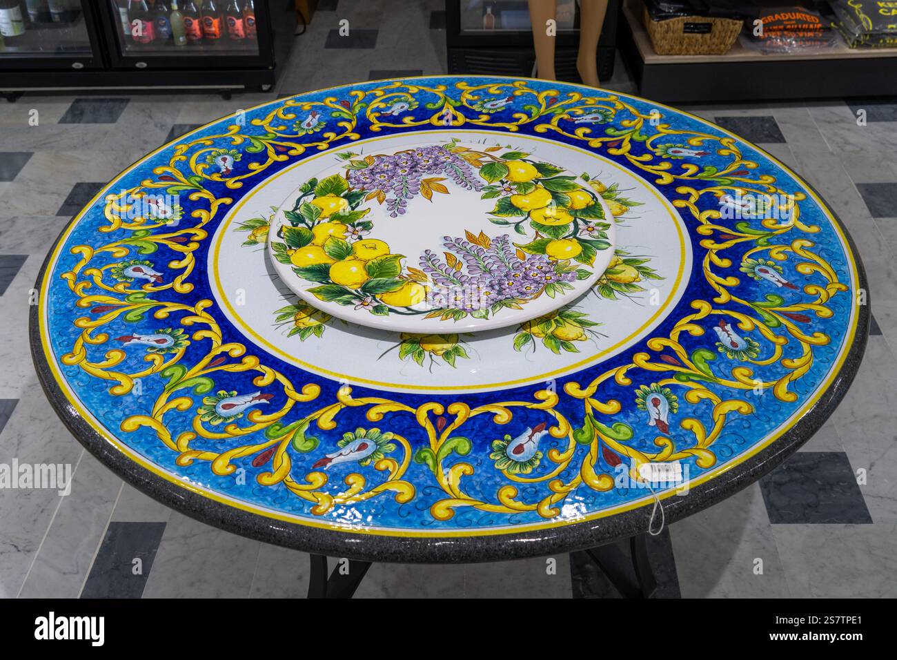 Un tavolino da caffè in ceramica con motivo al limone nel negozio Campaniadamare di Sorrento, Italia. Foto Stock