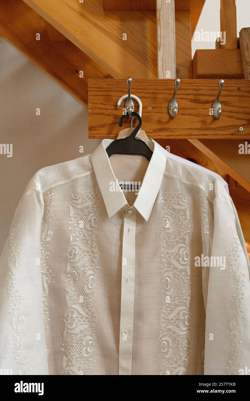 camicia da sposa color crema filippina Foto Stock
