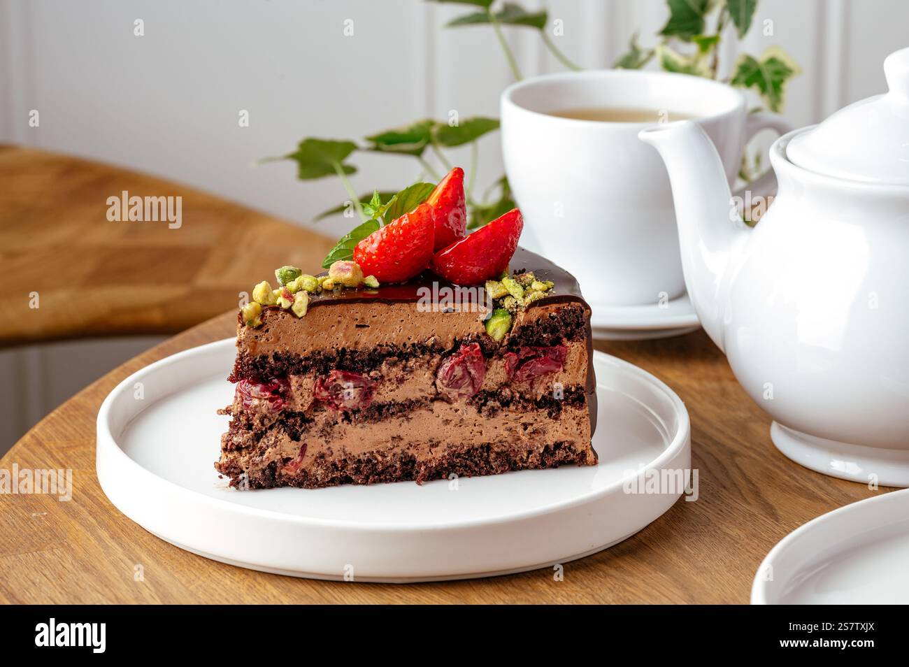 torta al cioccolato con panna e frutti di bosco freschi Foto Stock
