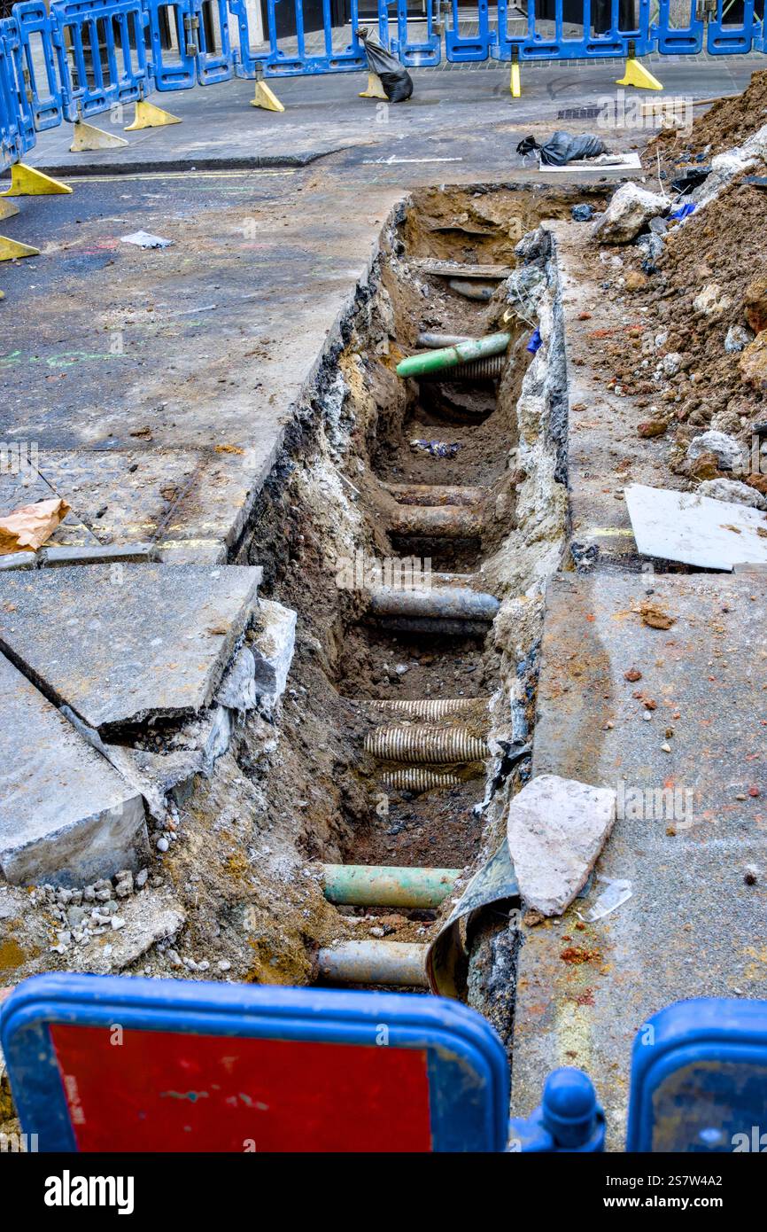 Road Works, North Audley Street, Londra, Inghilterra, Regno Unito Foto Stock