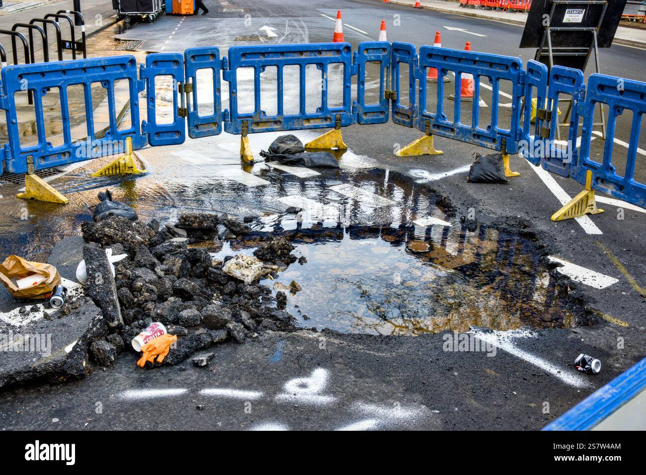 Water Leak Under Road, Grosvenor Square, Londra, Inghilterra, Regno Unito Foto Stock
