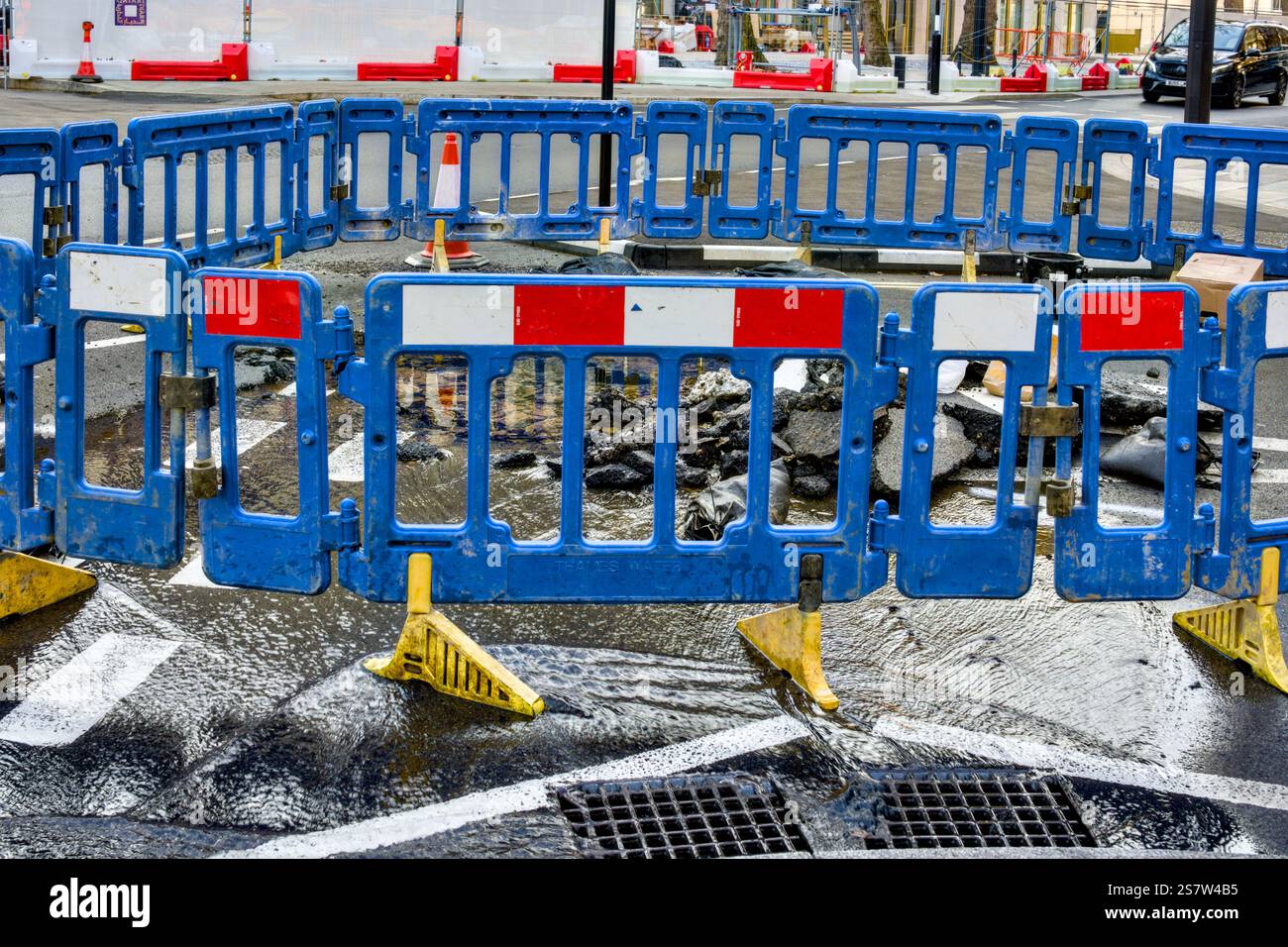 Water Leak Under Road, Grosvenor Square, Londra, Inghilterra, Regno Unito Foto Stock