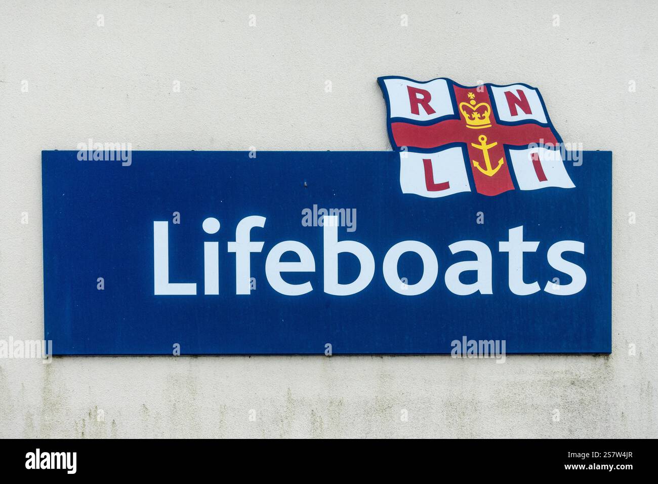 Logo RNLI sulle imbarcazioni di salvataggio su una stazione di salvataggio, Inghilterra, Regno Unito. Royal National Lifeboat Institution Foto Stock